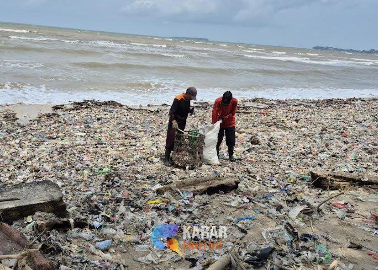 pantai teluk awur