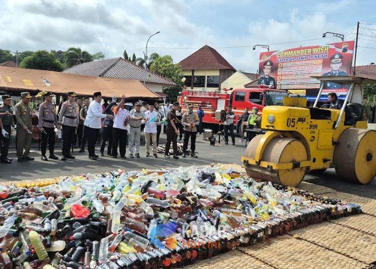 Jelang Lebaran, Ribuan Botol Miras dan Oplosan Dimusnahkan Polres Jepara 1 jepara 20