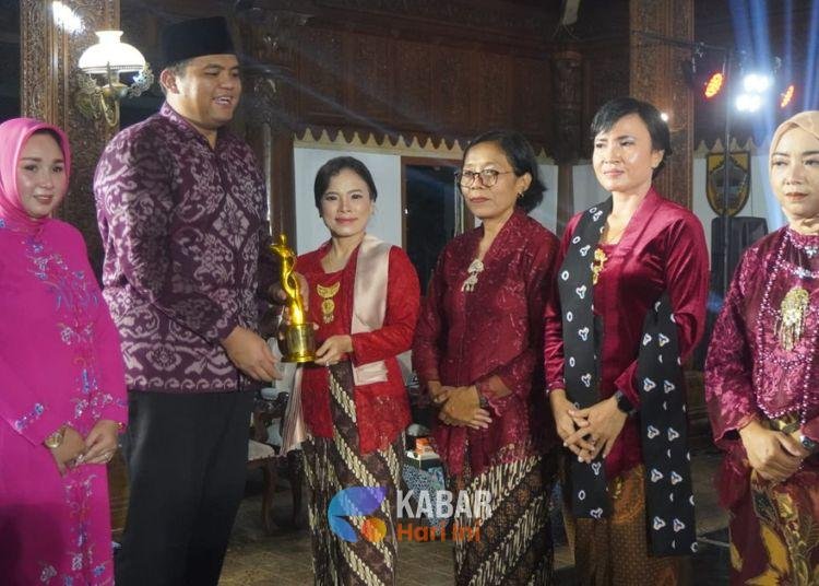 Wabup Jepara Beri Penghargaan Sejumlah Perempuan di Kartini Award Indonesia 1 Template 9 2