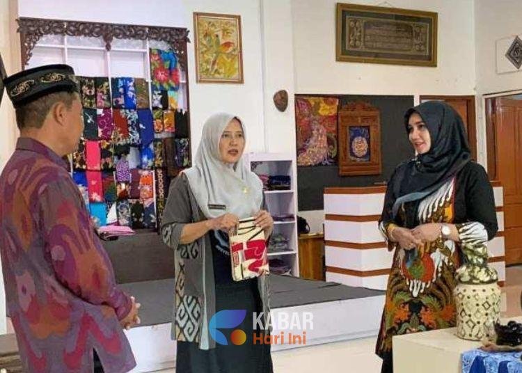 Tertarik Karya Siswa SMKN 2 Jepara, Ketua Dekranasda Ella Witiarso Akan Bantu Promosi 1 jepara 2025 05 09T154658.451