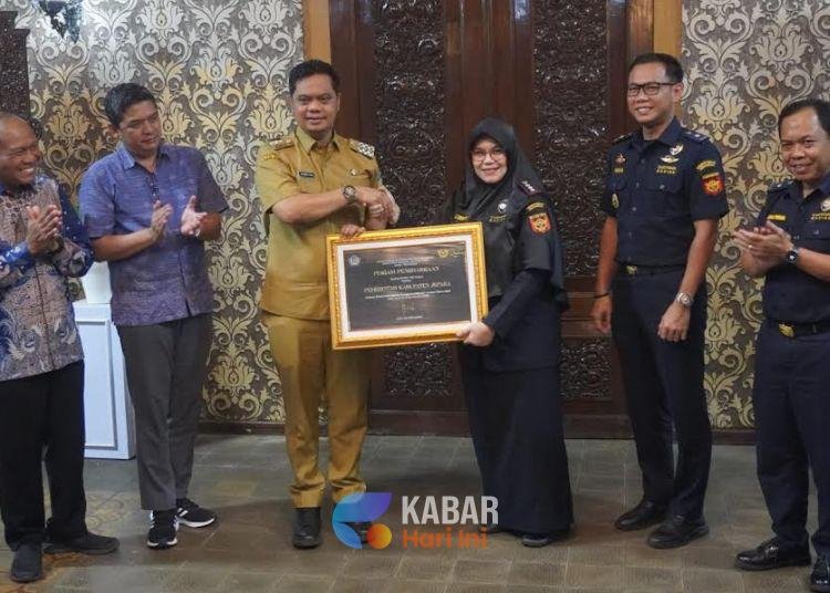 Jepara Kembali Terima Penghargaan DBHCHT, Bupati Wiwit: Dukung Iklim Industri Rokok yang Sehat 1 jepara 97