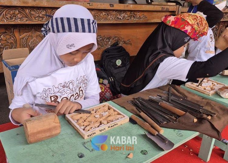 Pelajar Mengukir 2025 Warnai Peringatan Hardiknas di Jepara 1 ukir jepara 1