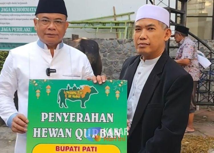 Bupati Sudewo Kurban Seekor Sapi di Masjid Agung Baitunnur Pati 1 Template 20